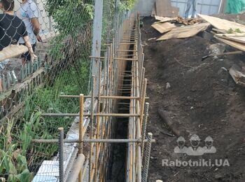 Подпорная стена,53 метра в длину .