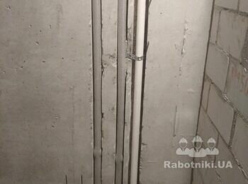 Сан.тех. работы. Разводка труб водопровода и канализации к водонагревателю. Все трубы врезаем в стены для дальнейшего удобства проведения штукатурных работ и для уменьшения наносимого слоя штукатурки.