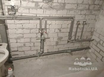 Сан.тех. работы. Разводка труб водопровода и канализации для для умывальника и ванны. Все трубы врезаем в стены для дальнейшего удобства проведения штукатурных работ и для уменьшения наносимого слоя штукатурки.