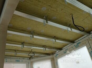 Монтаж металлического каркаса на потолок. На данном объекте была применена технология Knauf по звукоизоляции стен и потолков при обшивке их гипсокартоном.