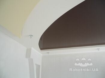 Смонтирован натяжной потолок в гостинной