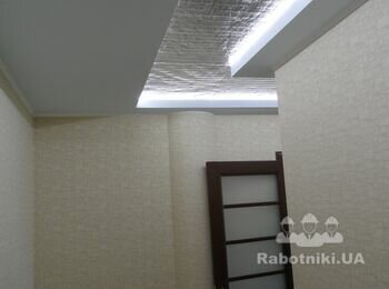 Смонтирована скрытая подсветка на потолке в гостинной