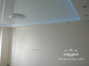 Комбинированный подвесной потолок из гипсокартона и натяжного потолка в гостинной