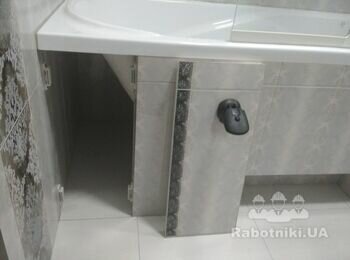 Полезная нишка под ванной для различных нечасто используемых принадлежностей или для различный моющих и чистящих средств