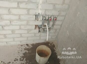 Сан.тех. работы. Разводка труб водопровода и канализации для кухонной мойки посудомойки. Все трубы врезаем в стены для дальнейшего удобства проведения штукатурных работ и для уменьшения наносимого слоя штукатурки.
