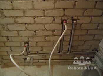 Сан.тех. работы. Разводка труб водопровода и канализации к стиральной машинке и ванне. Все трубы врезаем в стены для дальнейшего удобства проведения штукатурных работ и для уменьшения наносимого слоя штукатурки.