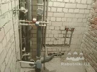 Сан.тех. работы. Разводка труб водопровода и канализаци. Все трубы врезаем в стены для дальнейшего удобства проведения штукатурных работ и для уменьшения наносимого слоя штукатурки. В тех местах, где предусмотрены гипсокартонные конструкции трубы не врезаем в стены.