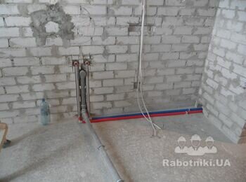 Сан.тех. работы. Разводка труб водопровода и канализации к кухонной мойке. Все трубы врезаем в стены для дальнейшего удобства проведения штукатурных работ и для уменьшения наносимого слоя штукатурки.