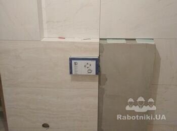 Процесс укладки плитки в сан. узле по согласованной зараннее с заказчиком раскладке