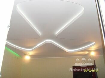 Оригинальный потолок в детской выполнен из гипсокартона с большим количеством скрытой подсветки.