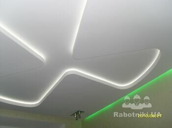 Оригинальный потолок в детской выполнен из гипсокартона с большим количеством скрытой подсветки.