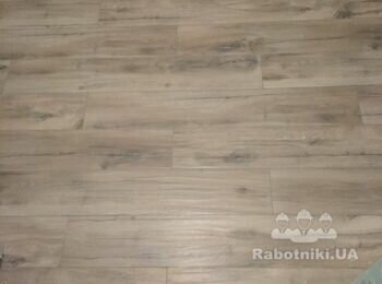 Укладка напольной плитки керамогранит 180*900 с имитацией паркетной доски. Все швы затёрты эпоксидной двухкомпонентной затиркой Litokol Starlike.