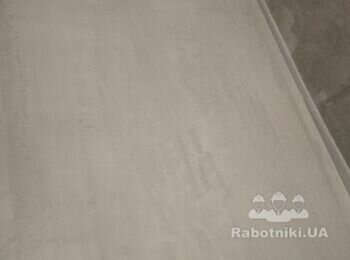 Устройство гидроизоляции пола в два слоя перед заливкой стяжки.