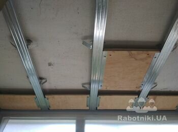 Монтаж металлического каркаса и закладных из фанеры на потолок