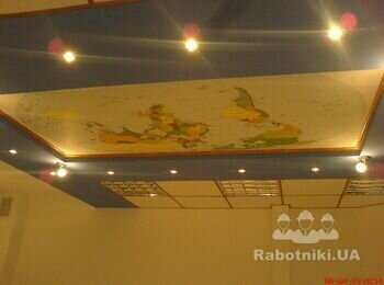Комбинированный подвесной потолок в спортивном зале для детей