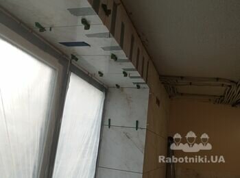 Процесс укладки плитки 300*900 с использованием СВП на стены в кухне.