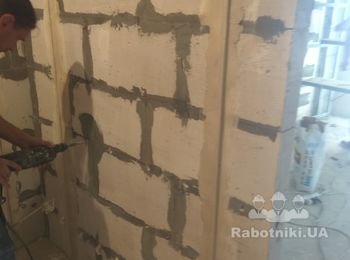 Вибрировала арматура в кладке ,от строителей, сверлились и задували пеной)))