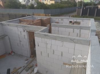 Выложен первый этаж.