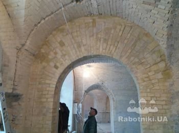 Кладка кирпича аркой.