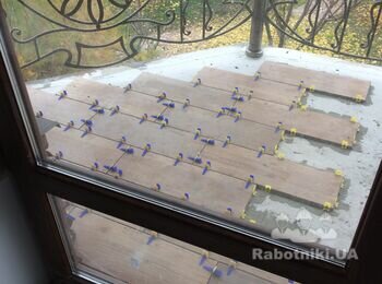 Терраса на балконе , кладка плитки в 1/2 на СВП . Чтобы идеальный был уклон от дождя и снегу , без перепад , и долин .