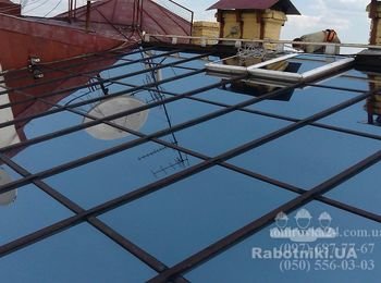 Тонировка стеклянной крыши наружной пленкой.