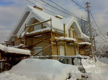 дом всю зиму простоял без покрытия под гидроизоляцией!! Пленка прошла суровейшие испытания и проявила себя на 5+