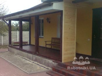 Этой террасой врезались в готовую крышу дома, получилось очень уютно