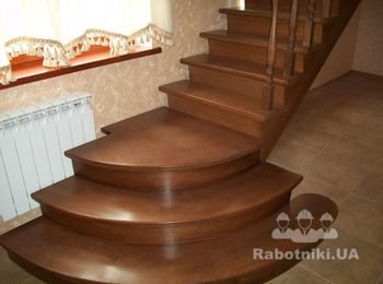 Дубовая лестница в классическом стиле с подиумом