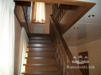 Дубовая лестница в классическом стиле с подиумом