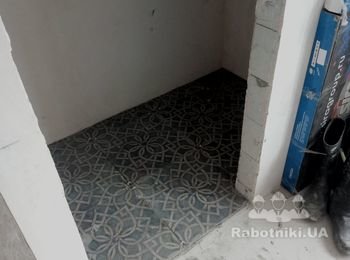 Монтаж плитки на підлогу.