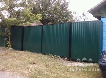 Забор с распашными воротами