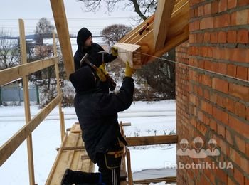 Лобова дошка - дуже важливий елемент, який супротив викривленню крокв на карнизі. 
Для нас лобова дошка - "маст хев" для кожної крокв'яної системи.