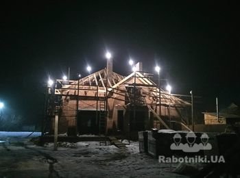 Для нас не буває темної пори доби. 24 години на добу на нашому об'єкті світло. Ні короткий день взимку, ні пекло літом не привід для зупинки. 
Літом ми прцюємо у вечірню прохолоду. Взимку ми працюємо повний робочий день.
Саме для цього ми розробили спецальну систему рівномірного розподілу освітлення, яка дозволяє зберегти якість як і у світлу пору дня.