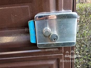 Установка электрозамка
