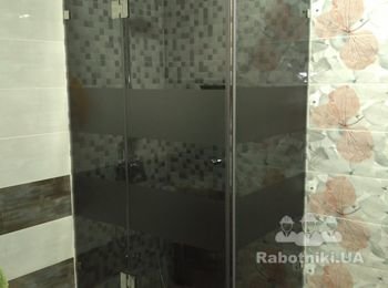 Стеклянная душевая кабина из тонированного в массе цветного стекла с рисунком. Толщина стеклянных створок 8 мм. Подробности на сайте vseizstekla.com