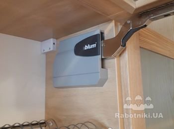 Blum, Авентос - на цьому елементі економити категорично не рекомендуємо. 
Blum 20 років гарантії.