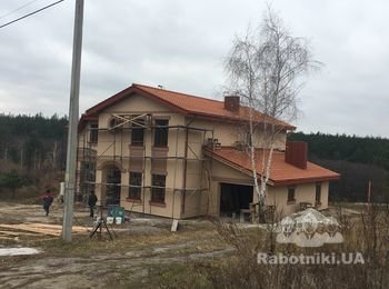 Устройство кровли под ключ с керамической черепицы Робен натуральный, выполнена подшивка свесов и водосточная система, утепление и мансардное окно.