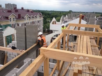 Стропильная система кровли, установка прогонов.