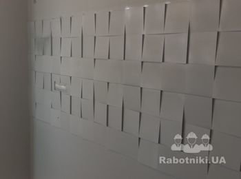 покраска чёрной краской 3D панелей (на фото краска ещё высохшая)