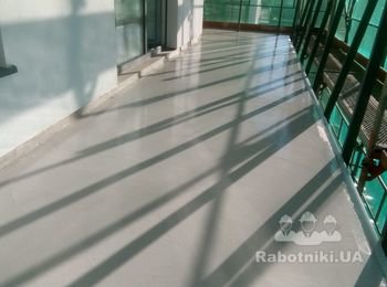 Підготовка поверхонь, що мають значний вплив зовнішнього середовища під укладання кахелю. Вирівнювання поверхні лоджій, балконів, мансард ремонтною сумішю SOPRO AMT468, грунтування поверхні грунтом SOPRO GD749, встановлення відливів фарбованих порошковою фарбою, наклеювання захисної еластичної стрічки на стиках та примиканнях SOPRO DBF638, нанесення еластичної однокомпонентної гідроізоляції SOPRO DSF523.