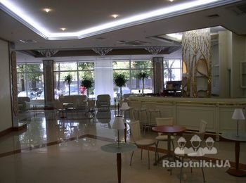 Колонна в центре зала керамика 1200 диаметр, золото(настоящее надглаз..) дерево, изгот. любой пластики