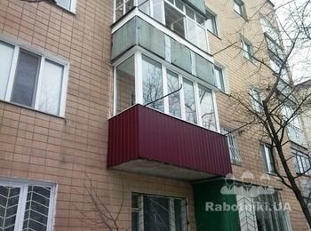 Вариант балкона обшитого профнастилом