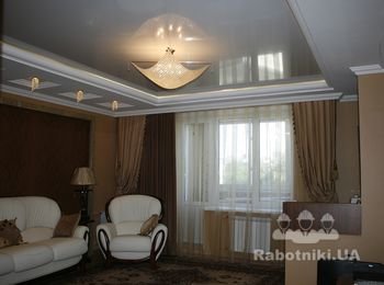 белый натяжной потолок в комнате