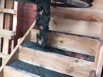 одночасно із армопоясом заливаєм і вихід на другий поверх