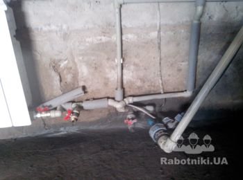 Вводы коммуникаций. Тяжело пришлось. Но сделали. Надеюсь не потечет. А то потом гарантия...