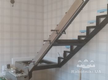 Лестница в процессе отделки