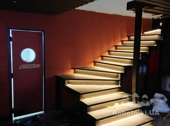 Монтаж подсветки ступеней лестницы