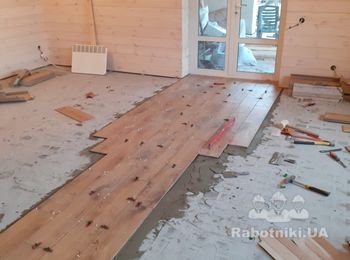 Монтаж плитки на підлогу