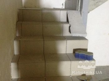 Обложка плиткою монолітних сходів