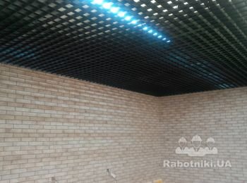 Керамогранитная облицовочная плитка brickstyle в сочетании с потолком грильято.